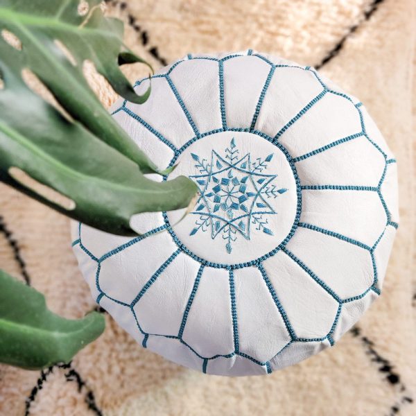 puff-blanco-y-celeste-pouf-de-cuero-marroqui-1 puff-blanco-y-celeste-pouf-de-cuero-marroqui-2 puff-blanco-y-celeste-pouf-de-cuero-marroqui-3 ▷ Puff de Cuero Blanco con Bordados Celeste Made in Marruecos ▷ Puff de Cuero Blanco con Bordados Celeste Made in Marruecos PUFF DE CUERO BLANCO CON AMARILLO