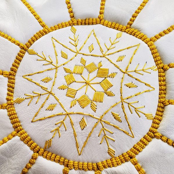 Puff de Cuero Blanco - Bordados Amarillo